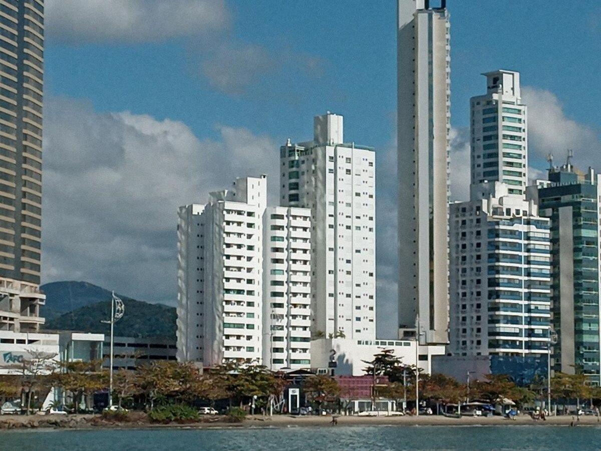 3 Suites Linda Vista Da Orla De Bc A 50M Da Praia - Somente Familiares Balneario Camboriu Exterior photo